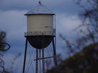 Foto Torre de água nuvens distância céu