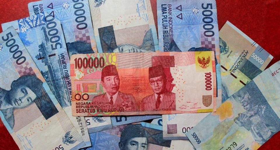 Uang indonesia rupiah
 merah