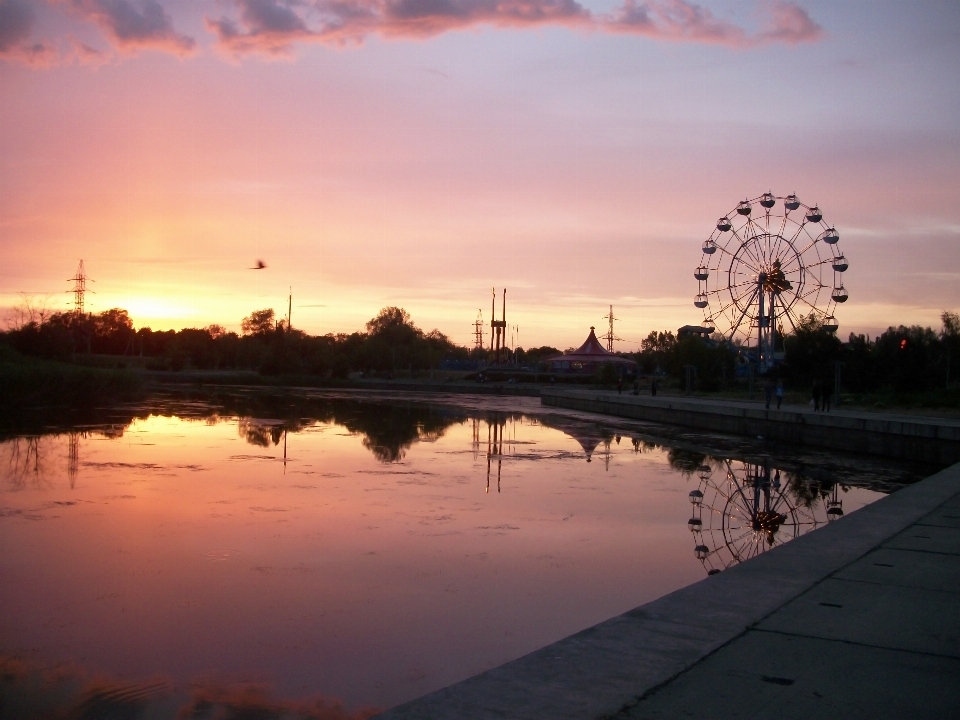 Tramonto argine
 ruota panoramica
 riflessione