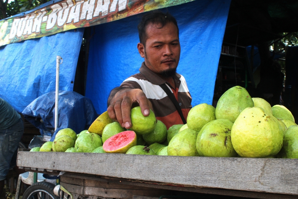 Mercado comprar vender fruta