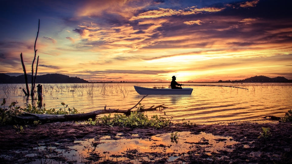 Sole cielo orizzonte lago
