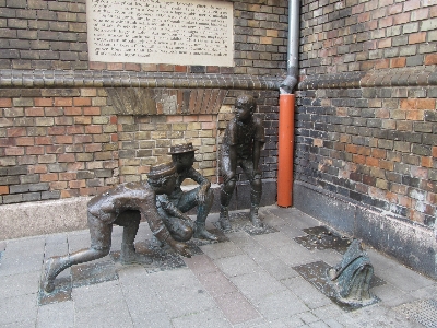 Foto Calle estatua niños latón
