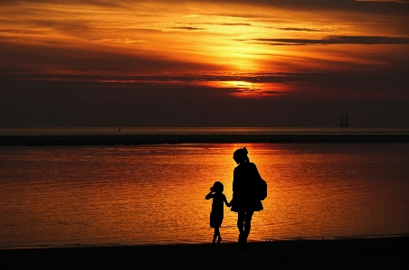 Foto Madre figlia insieme a piedi