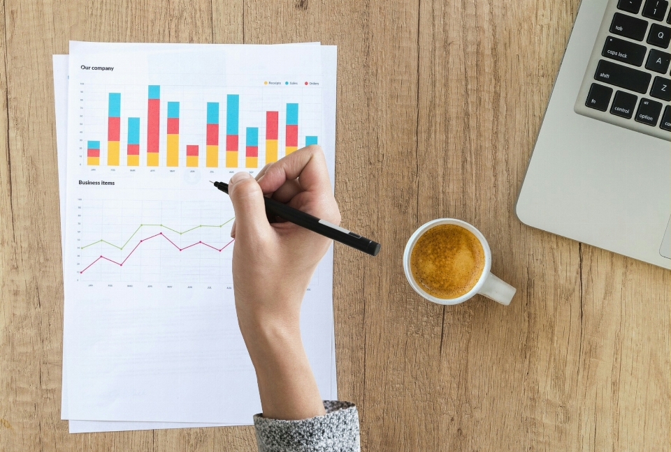 Audit chart graph hand