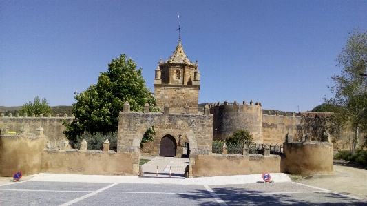 Foto Mosteiro local histórico
 parede arquitetura medieval
