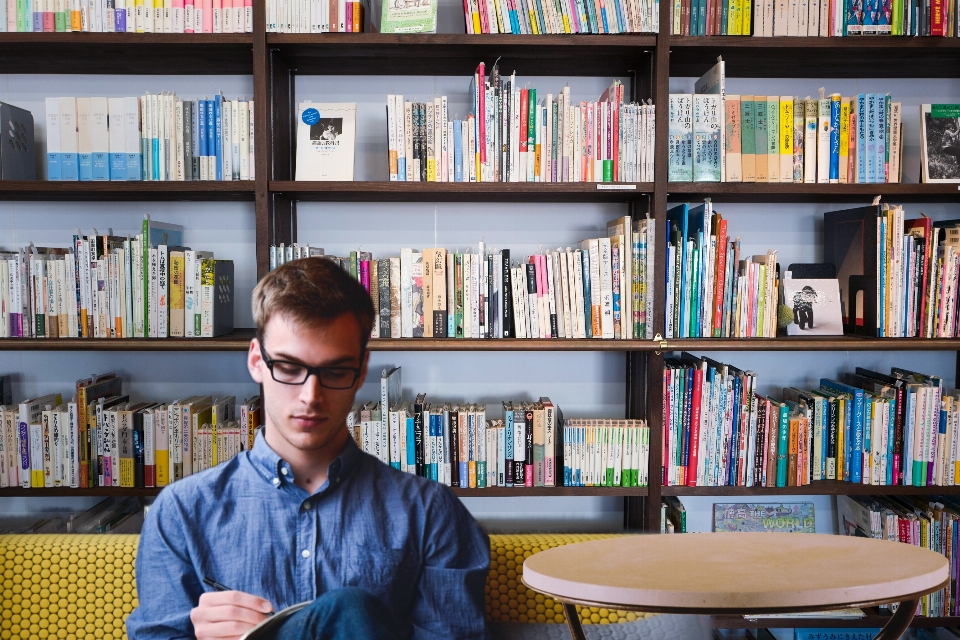 Bibliothek unternehmer start-up mann