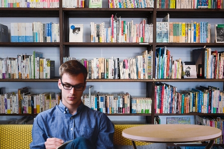 Foto Biblioteca empreendedor comece homem