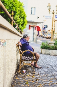 Foto Anziano dormire vertebrato
 giallo