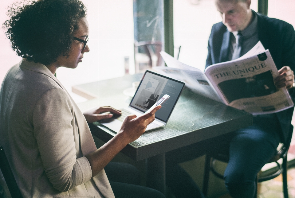 Mujer de negocios cafetería comunicación computadora