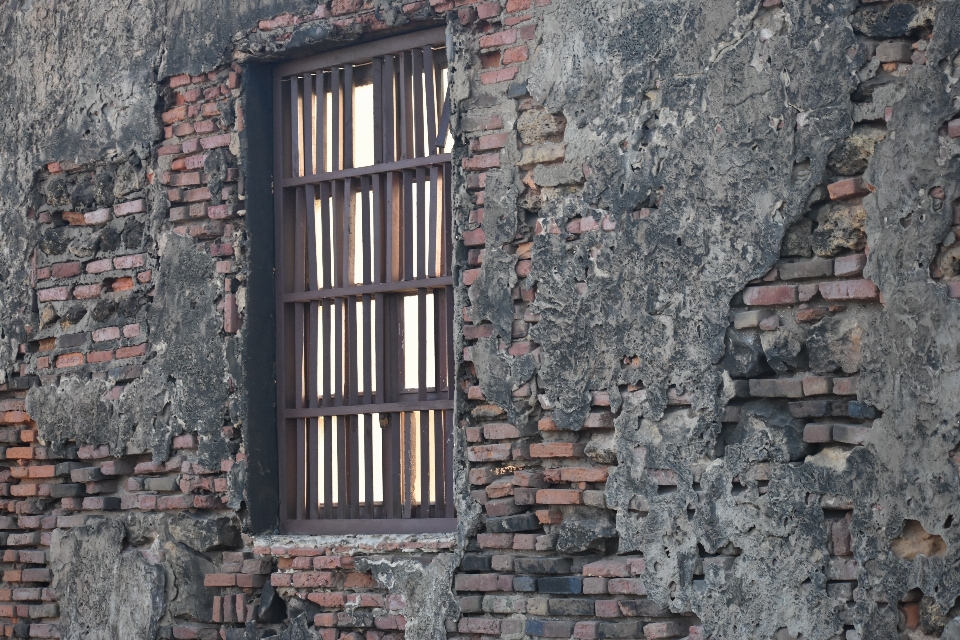 Ventana vieja
 viejo ladrillo barras