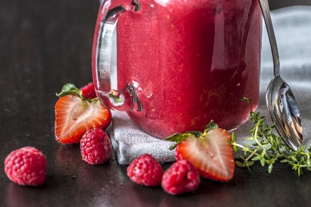 Foto Beri minuman latar belakang hitam
 merapatkan
