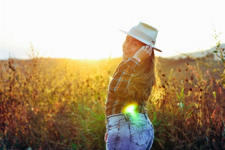 Foto Chica amarillo césped luz de sol