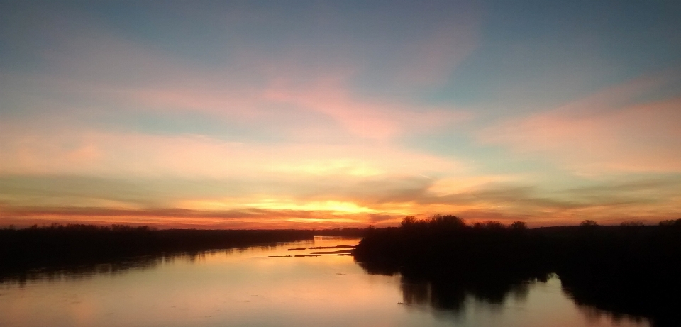 Matahari terbenam langit cerminan cakrawala