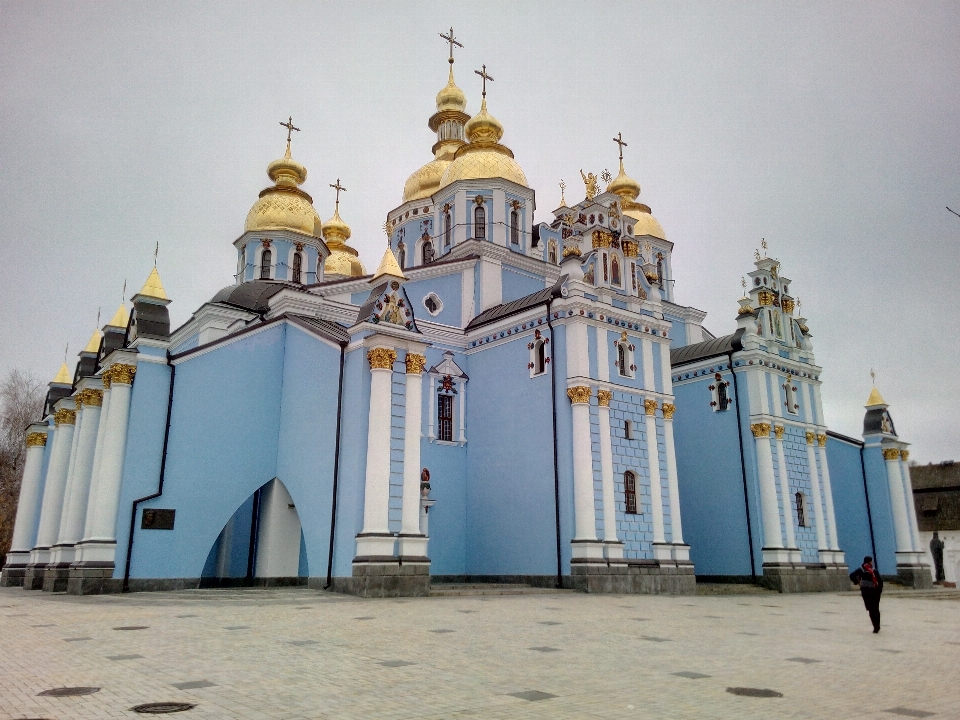 город здание место поклонения
 небо