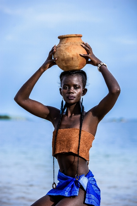 Membawa
 wanita model danau