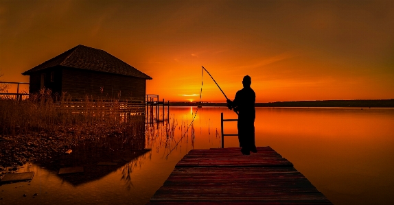 Foto Penangkapan ikan nelayan
 danau hobi