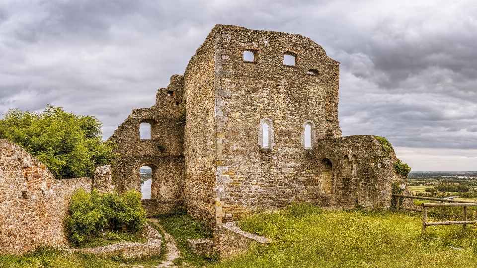 Gruzy niebo historia średniowieczna architektura
