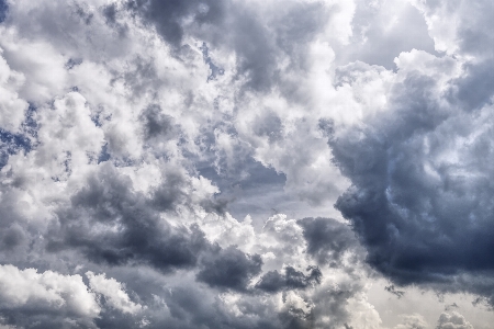 Foto Awan langit siang hari gumpalan
