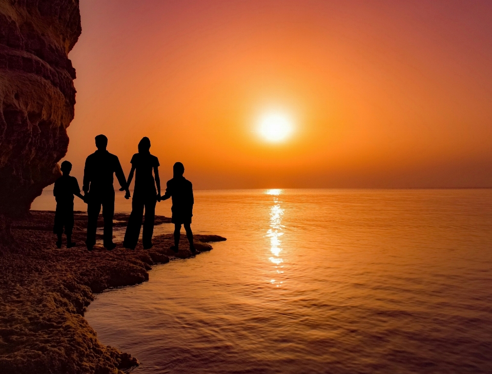 Atardecer familia mar oscuridad