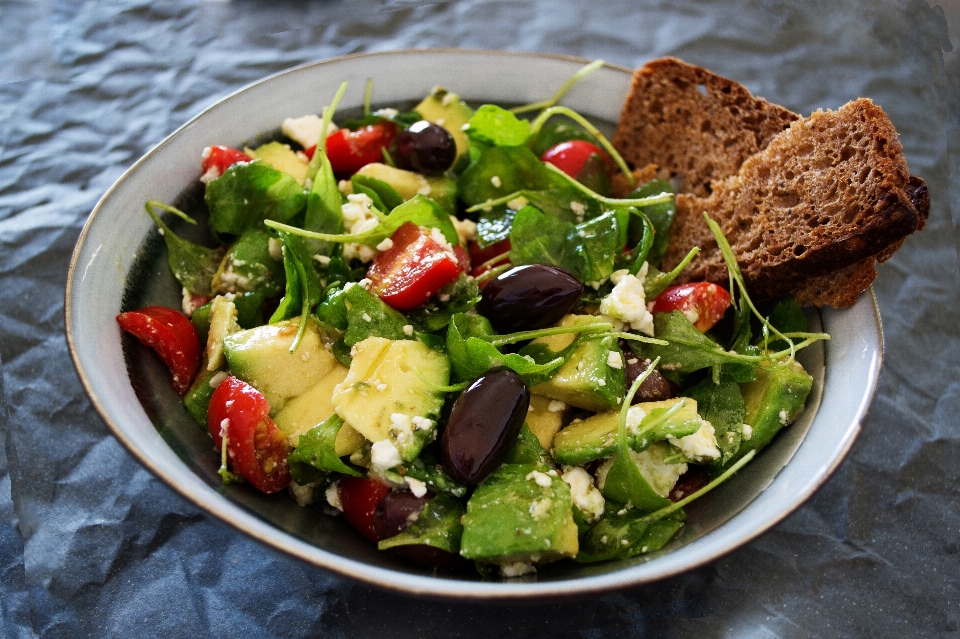 Schüssel salat avocado rakete