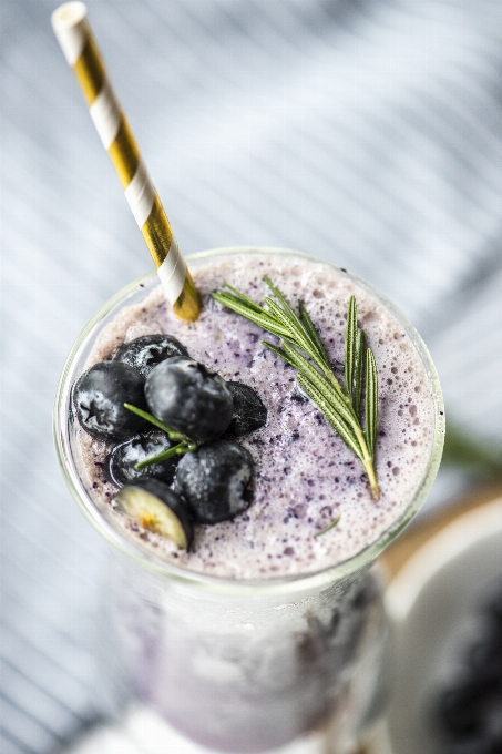 Antioxidant beverage blended blueberries