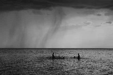 Foto Pantai bermain anak-anak liburan