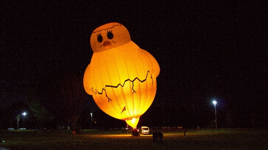 Foto Balon udara festival langit malam