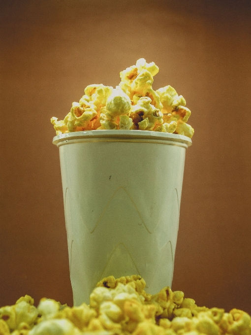 Snack popcorn essen weiss