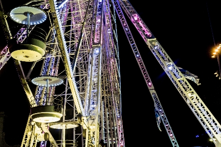 Foto Notte giro di divertimenti
 attrazione turistica
 ricreazione