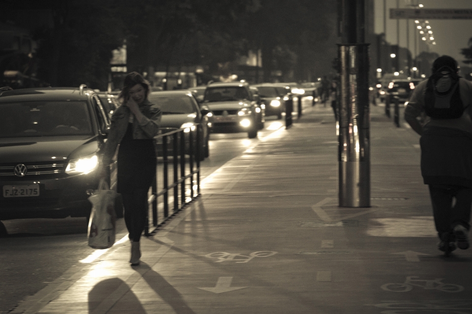 Triste caminando avenida
 auto