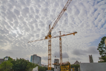 Foto Construção guindaste nublado céu