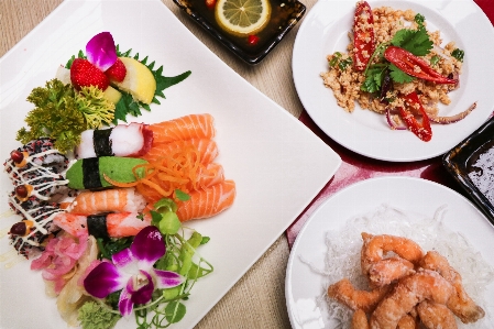 アジア人 食べ物 寿司 緩い
 写真