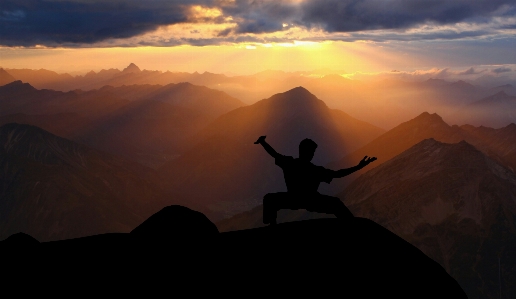 Foto Tindakan kungfu
 terbenamnya matahari bayangan hitam