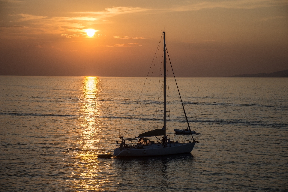 Coucher de soleil mer bateau