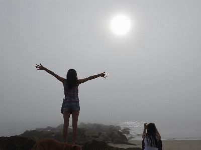 Foto Garota céu mar férias