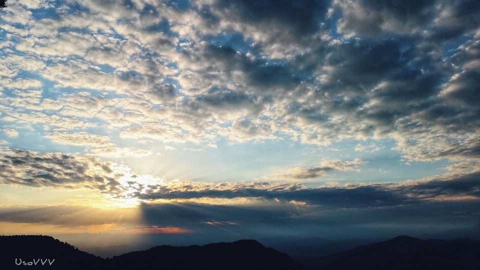 Les montagnes
 ciel nuage jour