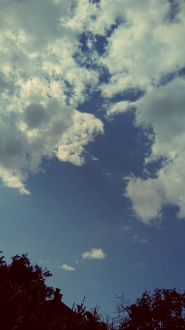 Awan langit siang hari suasana