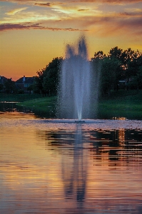 Photo Banlieue lac bassin de rétention
 fontaines
