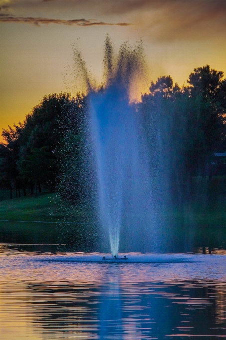 Suburbio lago estanque de retención
 fuentes
