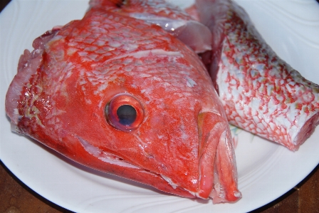 Foto Ikan piring makanan laut kakap merah
