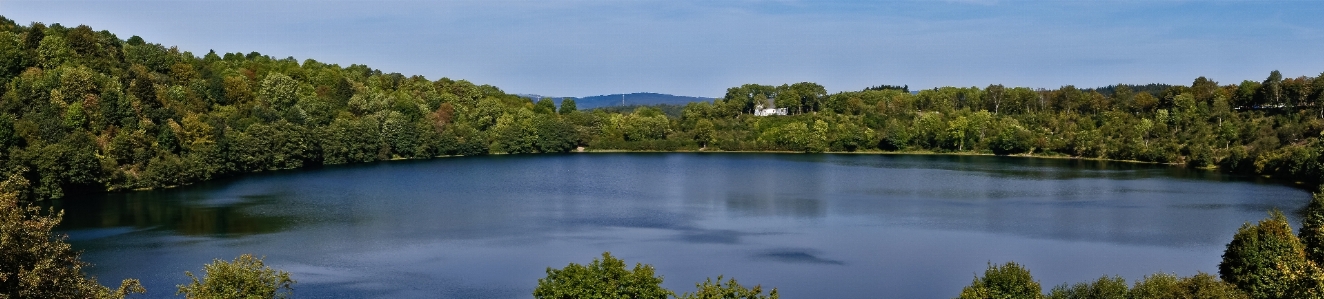 Abtei blau kirche laubbäume
 Foto