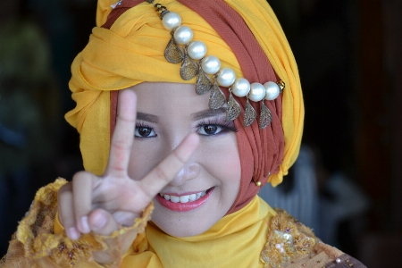 Foto Gadis kecil
 menghadapi kuning kepala