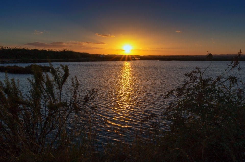 Atardecer agua reflexión cielo