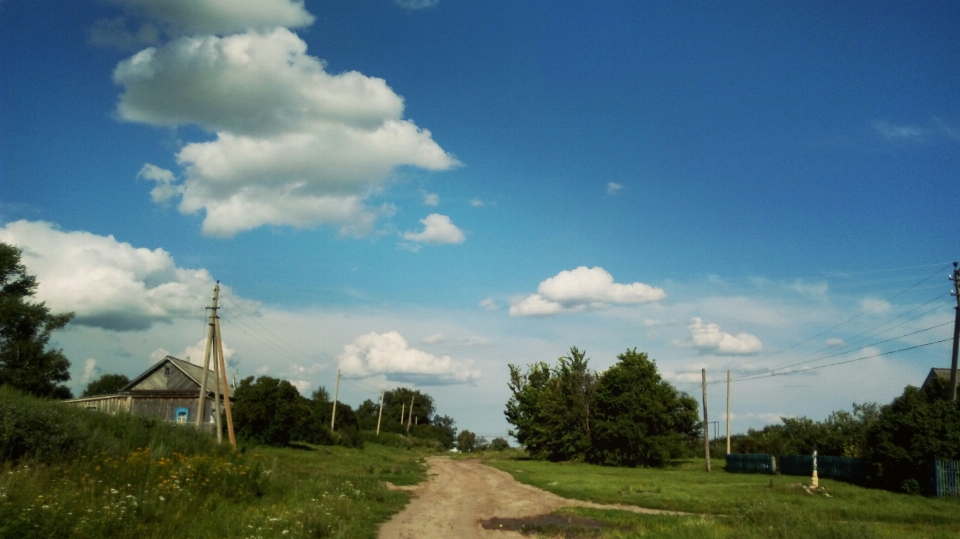 Cielo nuvole blu villaggio