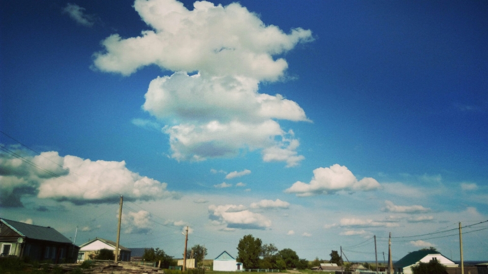 Cielo nuvole blu villaggio