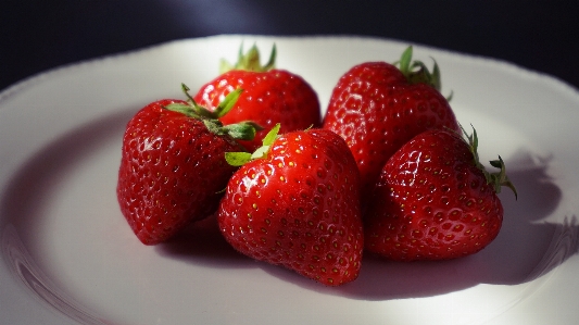 Foto Stroberi buah piring makanan