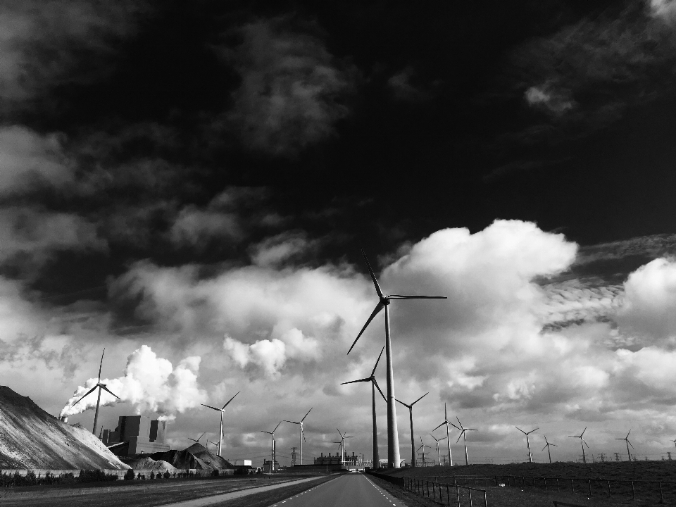 Industria cielo nube en blanco y negro
