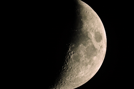 Photo Lune moitié noir et blanc
 atmosphère