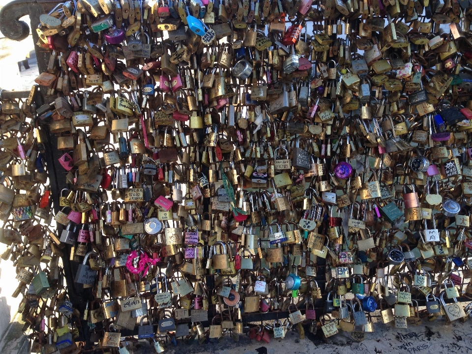 Candado amar puente puerta