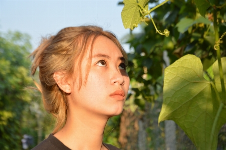 Foto Gadis seni orang-orang asia
 daun